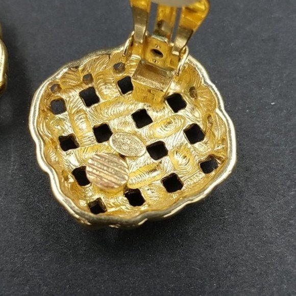 Classic Vintage Givenchy Basket Weave Clip Earrings - Picture 4 of 4